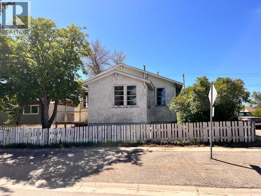 201 4 Avenue East, Bow Island, AB T0K 0G0
