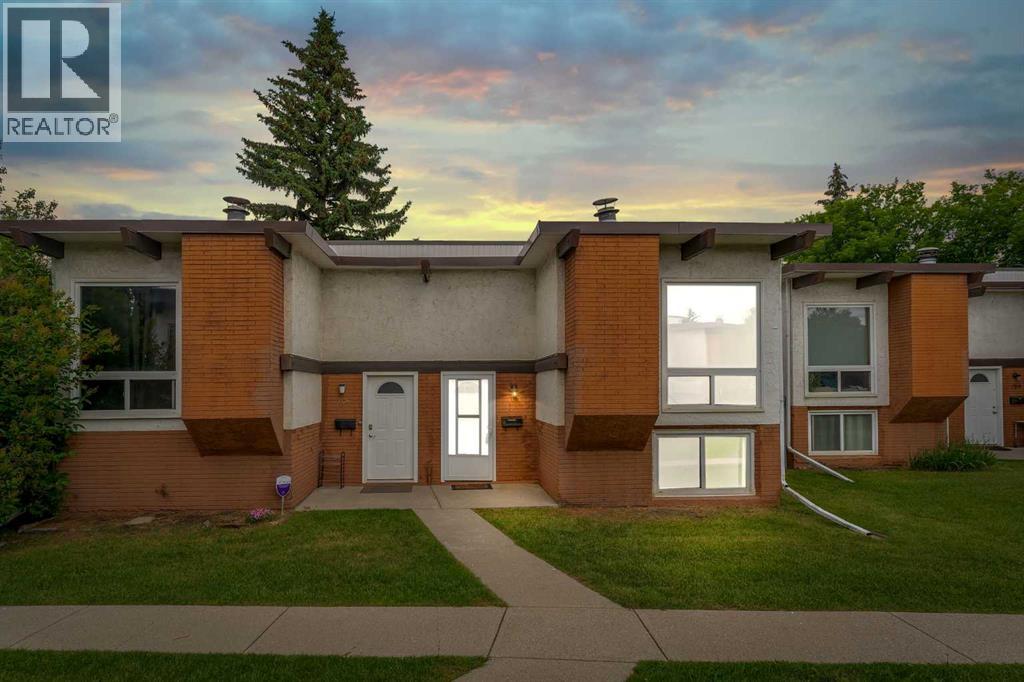 105 Pinemont Bay NE, Calgary, AB T1Y 2V7