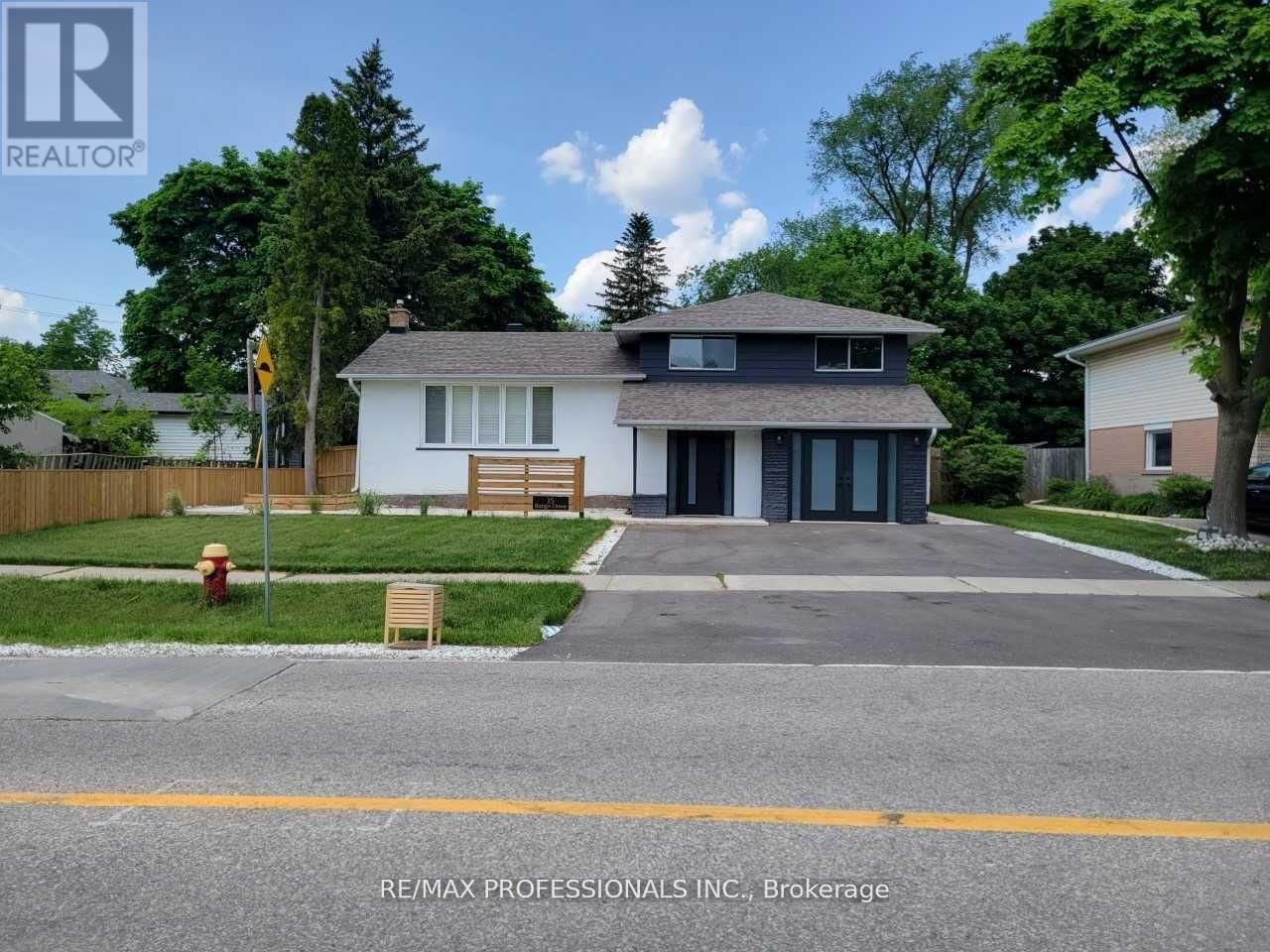 15 Ridge Dr, Oakville, ON L6H 1B7