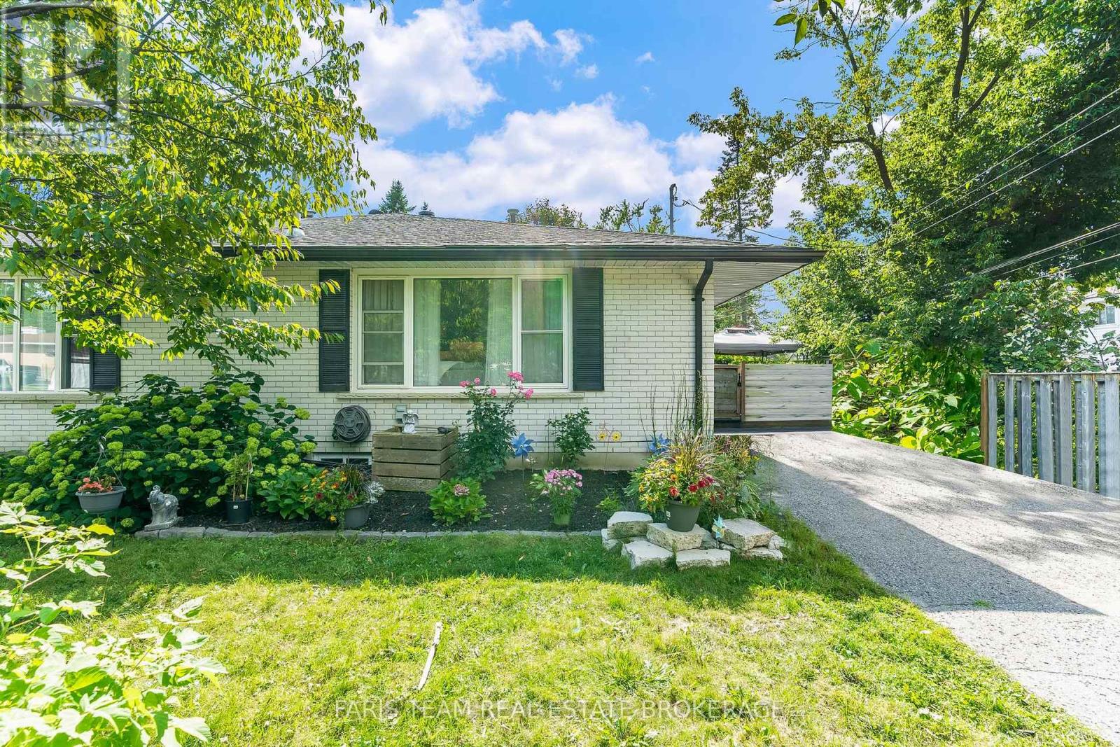 4 Oak St #b, Barrie, ON L4M 3T8