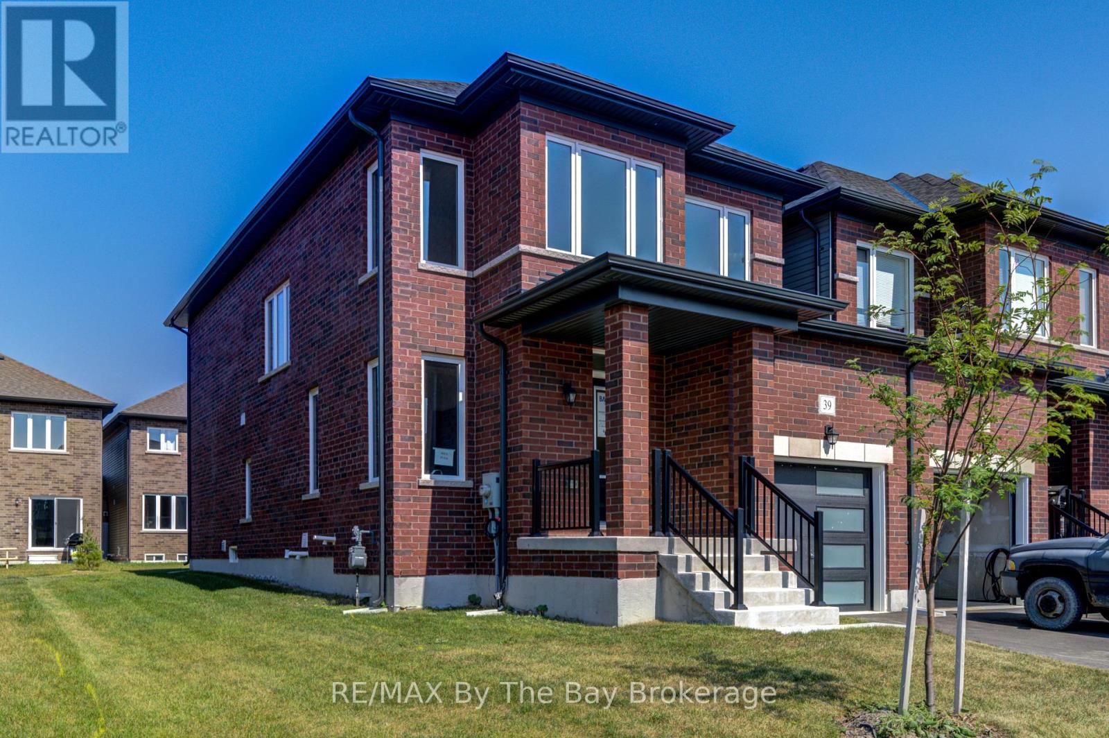 39 Lisa St, Wasaga Beach, ON L9Z 1J9