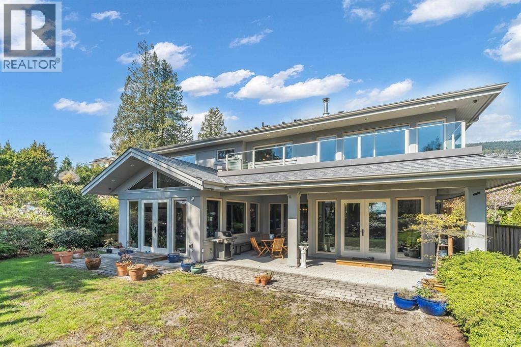 2566 Marine Dr, West Vancouver, BC V7V 1L4