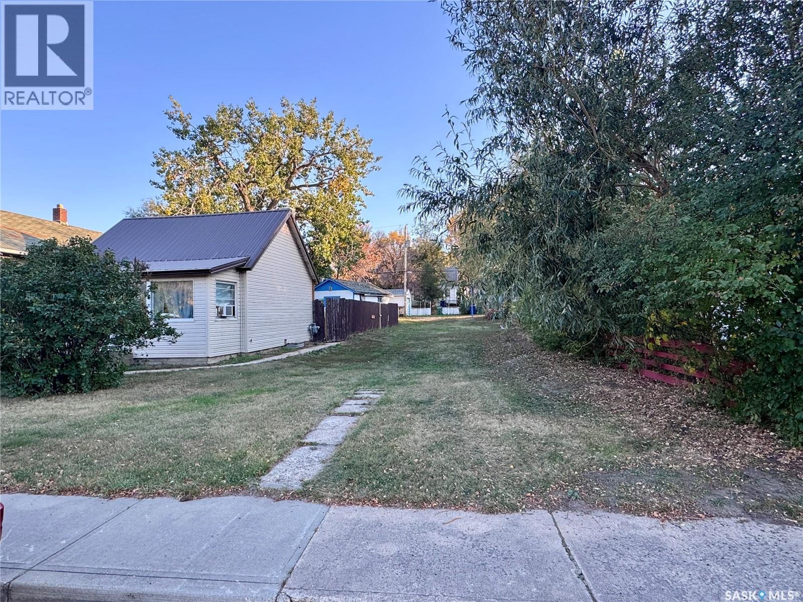 239 Iroquois St W, Moose Jaw, SK S6H 5A8