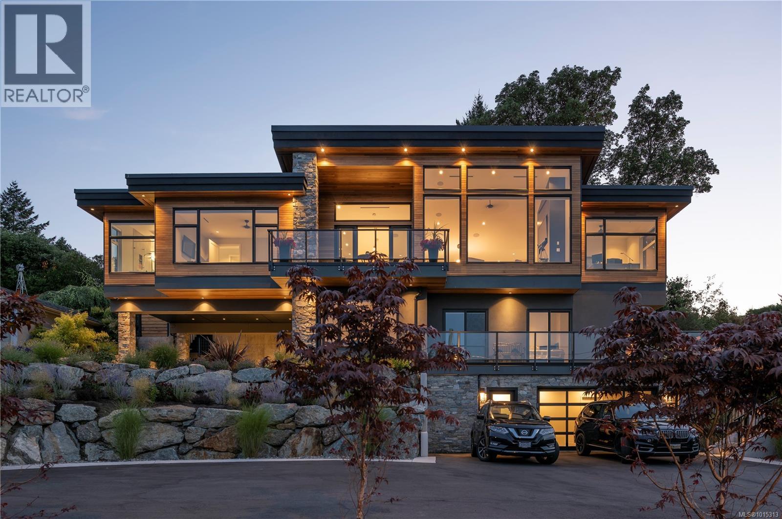 928 Claremont Ave, Saanich, BC V8Y 1K3