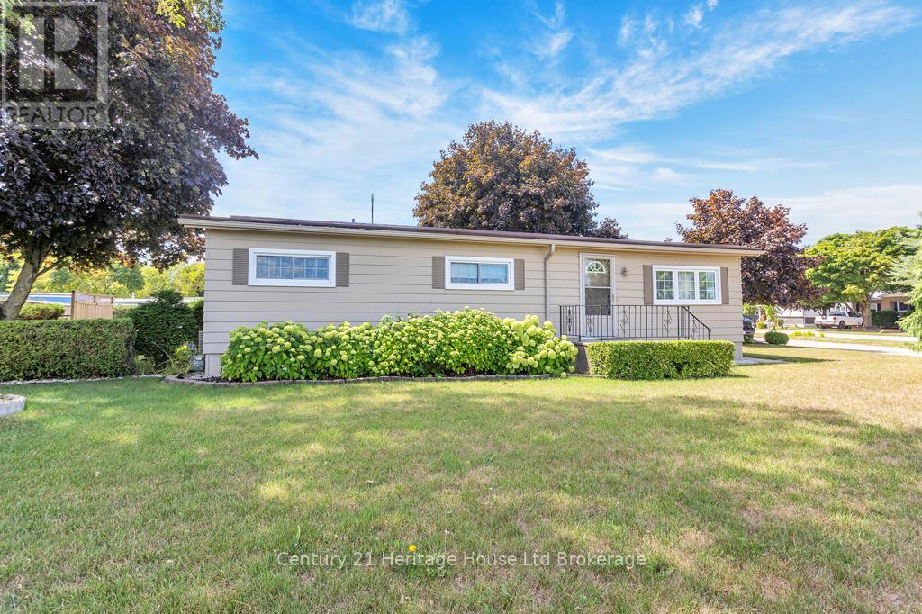 1 Fourth St, Norfolk Delhi, ON N4B 2W6