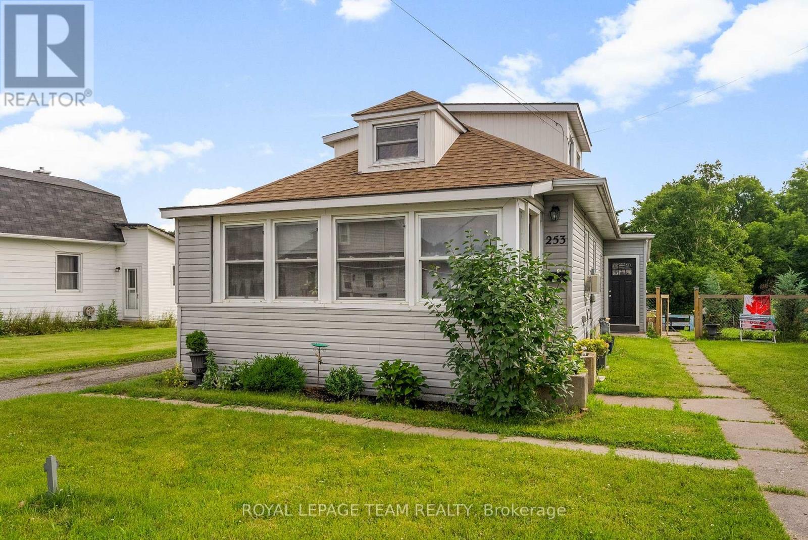 253 Mclean St, Renfrew, ON K7V 1A9