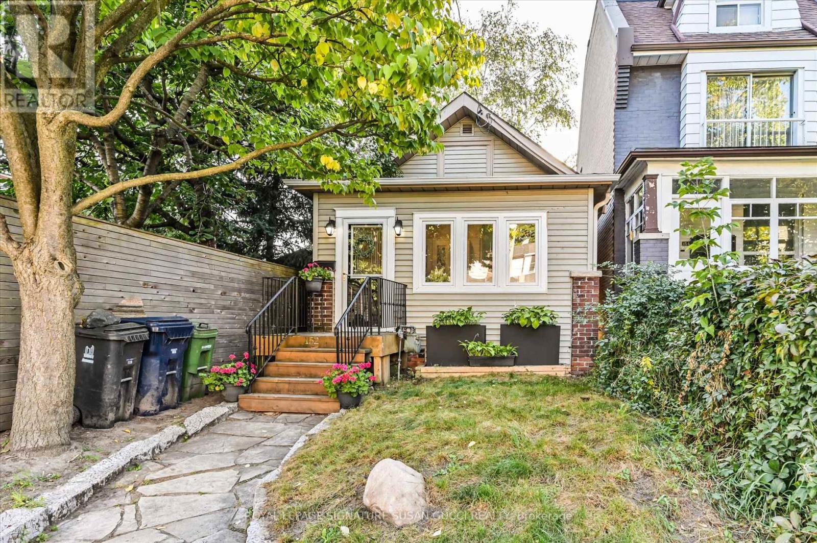 152 Drayton Ave, Toronto, ON M4C 3M2
