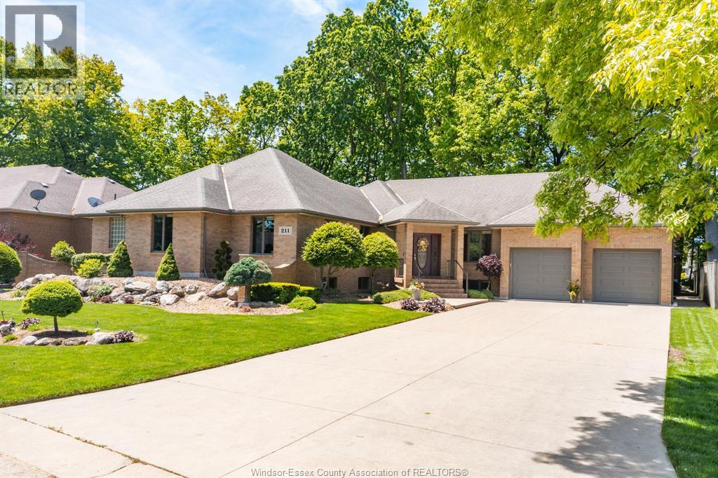 211 Woodland Dr, Essex, ON N0R 1G0