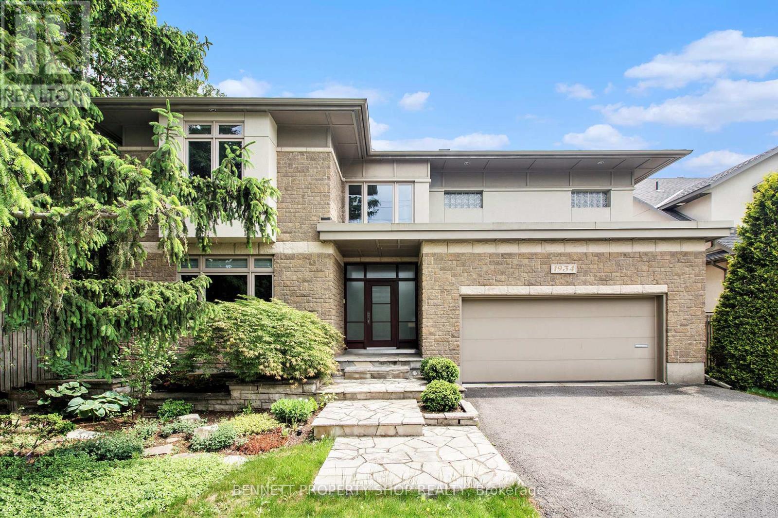 1934 Lenester Ave, Ottawa, ON K2A 1J9