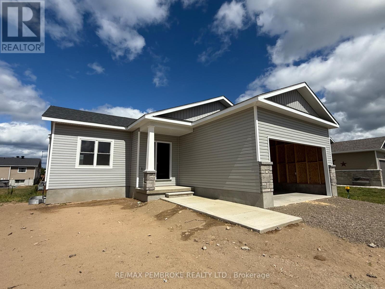 14 Durant St, Petawawa, ON K8H 0G2