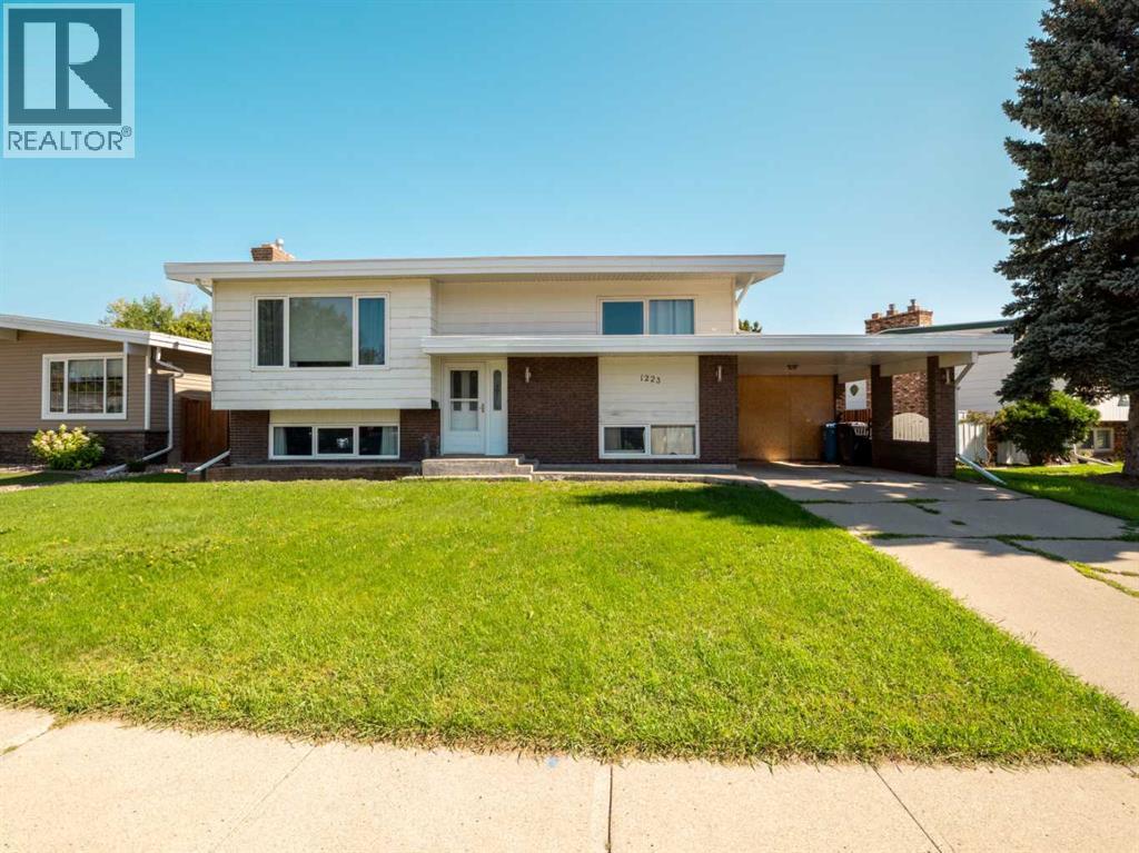 1223 St Catherine Rd N, Lethbridge, AB T1H 4E9