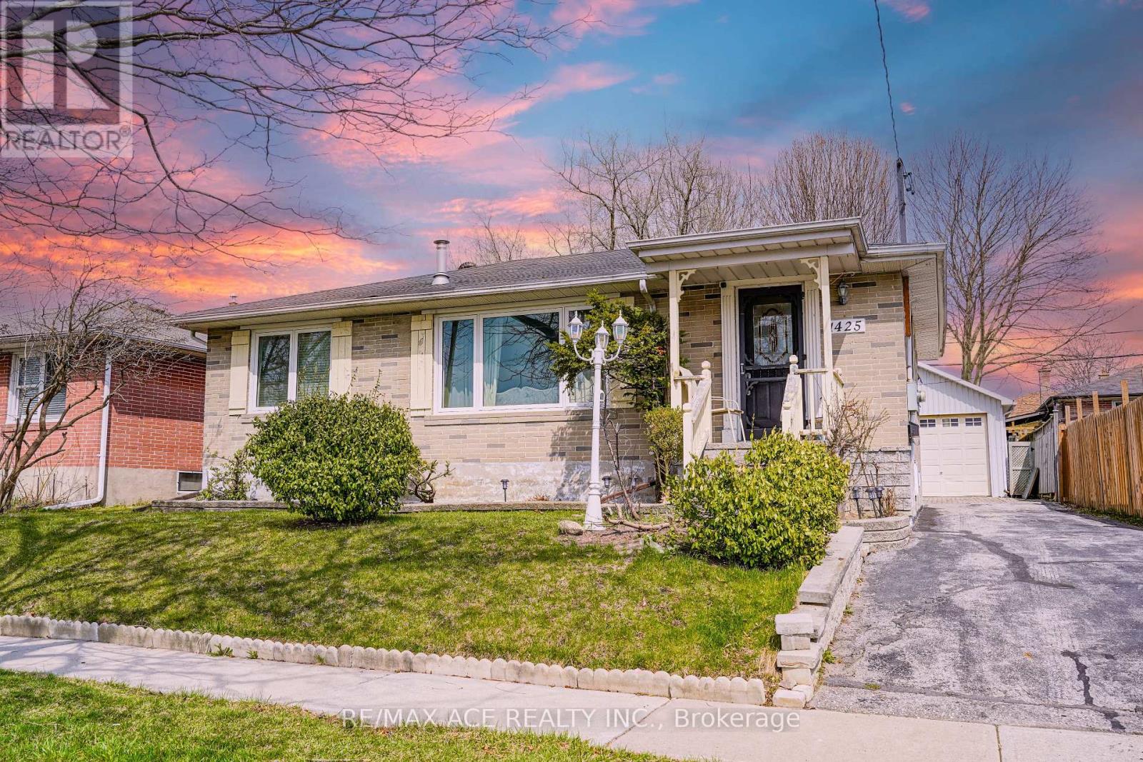 1425 Lakefield St, Oshawa, ON L1J 3Z1