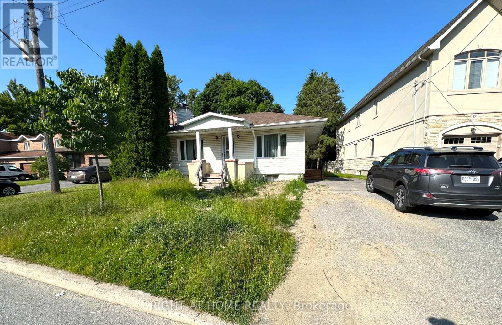 827 Riddell Ave N, Ottawa, ON K2A 2V8