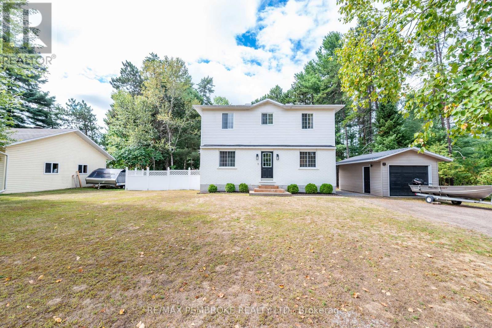 5 Dennis Cres, Petawawa, ON K8A 8P3