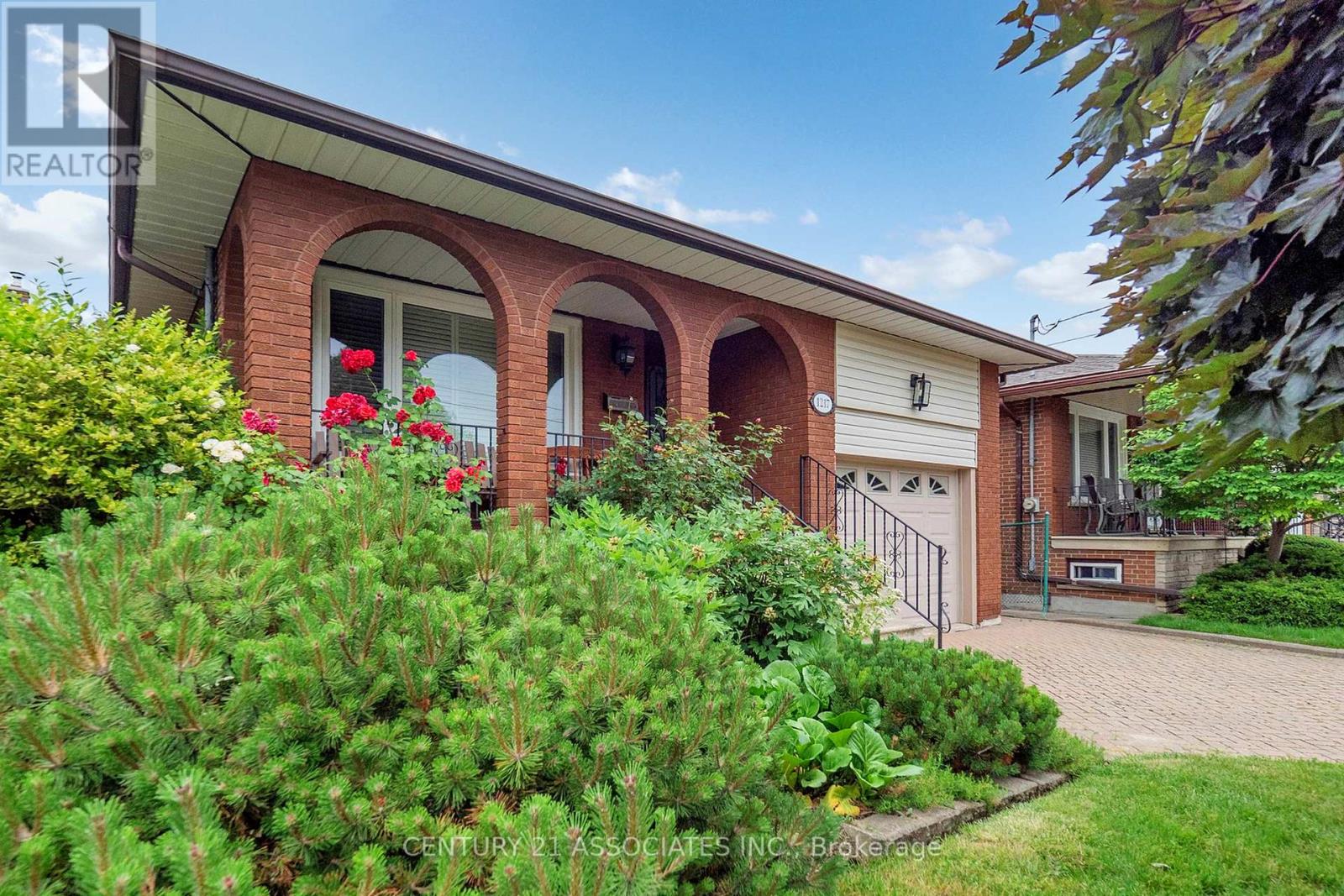 1217 Alexandra Ave, Mississauga, ON L5E 2A4