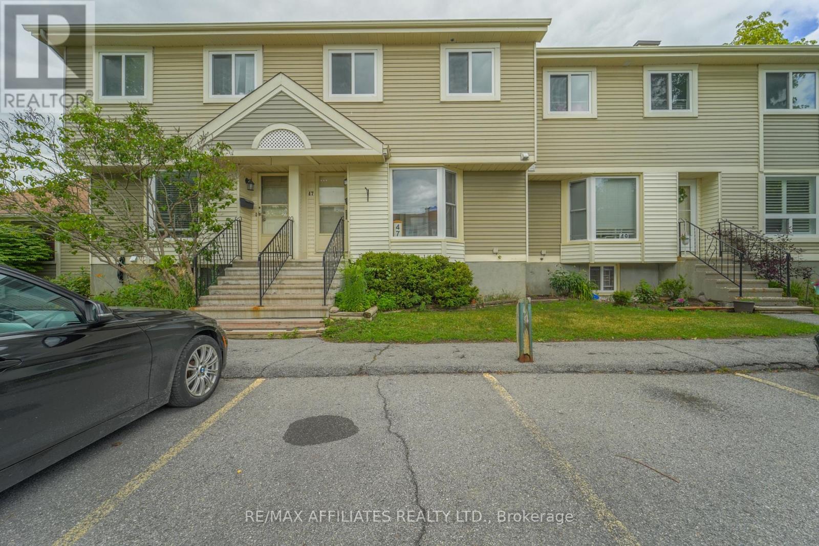 65 47 Mcdermot Ct, Ottawa, ON K2L 3V5