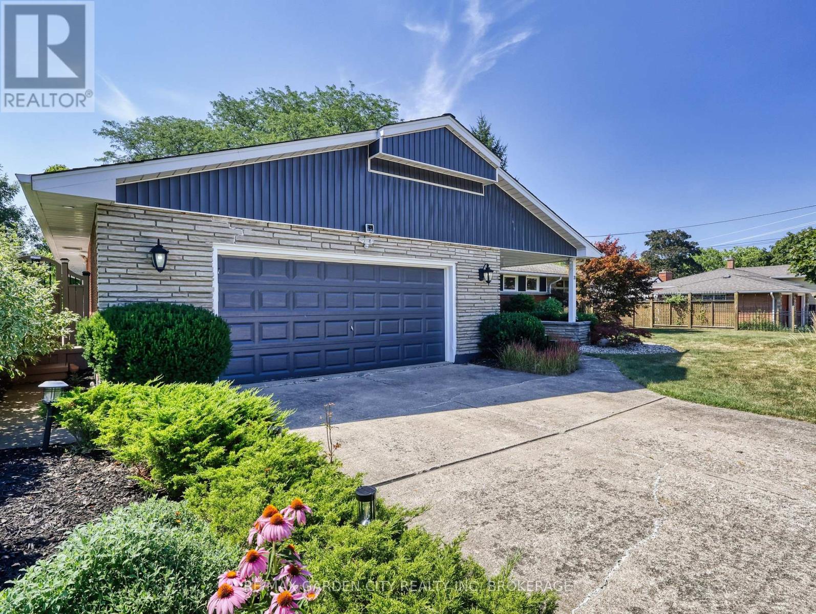 28 Marsdale Dr, St. Catharines, ON L2T 3S3