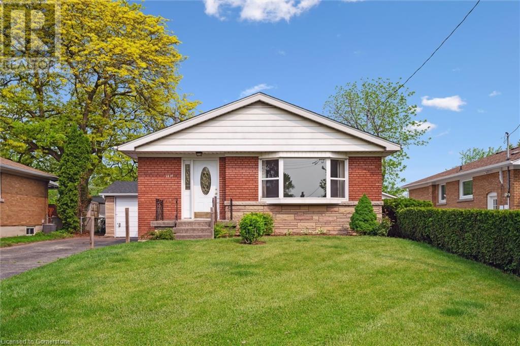 2237 Joyce St, Burlington, ON L7R 2B6