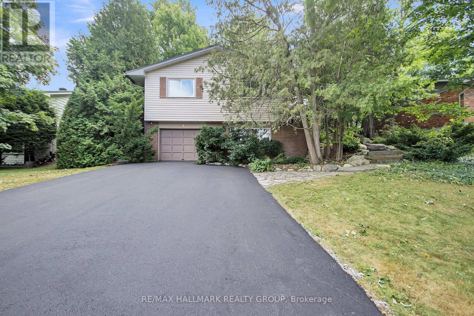 40 Foothills Dr S, Ottawa, ON K2H 6K3
