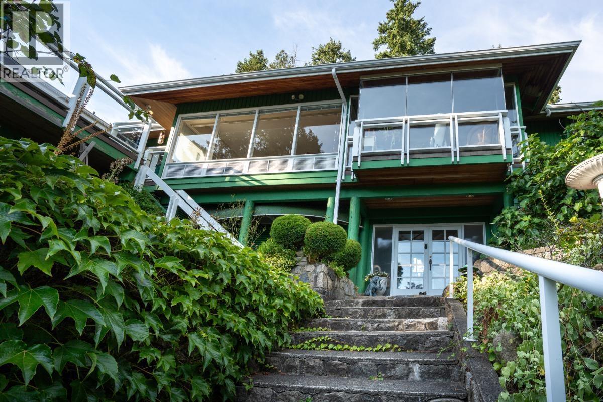 4415 Woodcrest Rd, West Vancouver, BC V7S 2W2