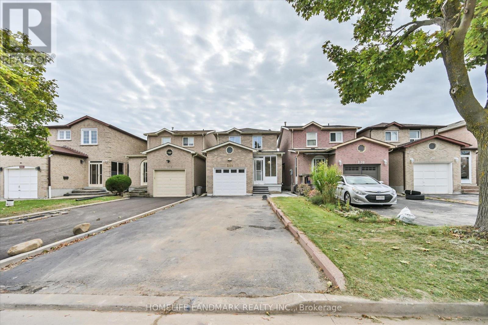 208 Woodhall Rd, Markham, ON L3S 1N3