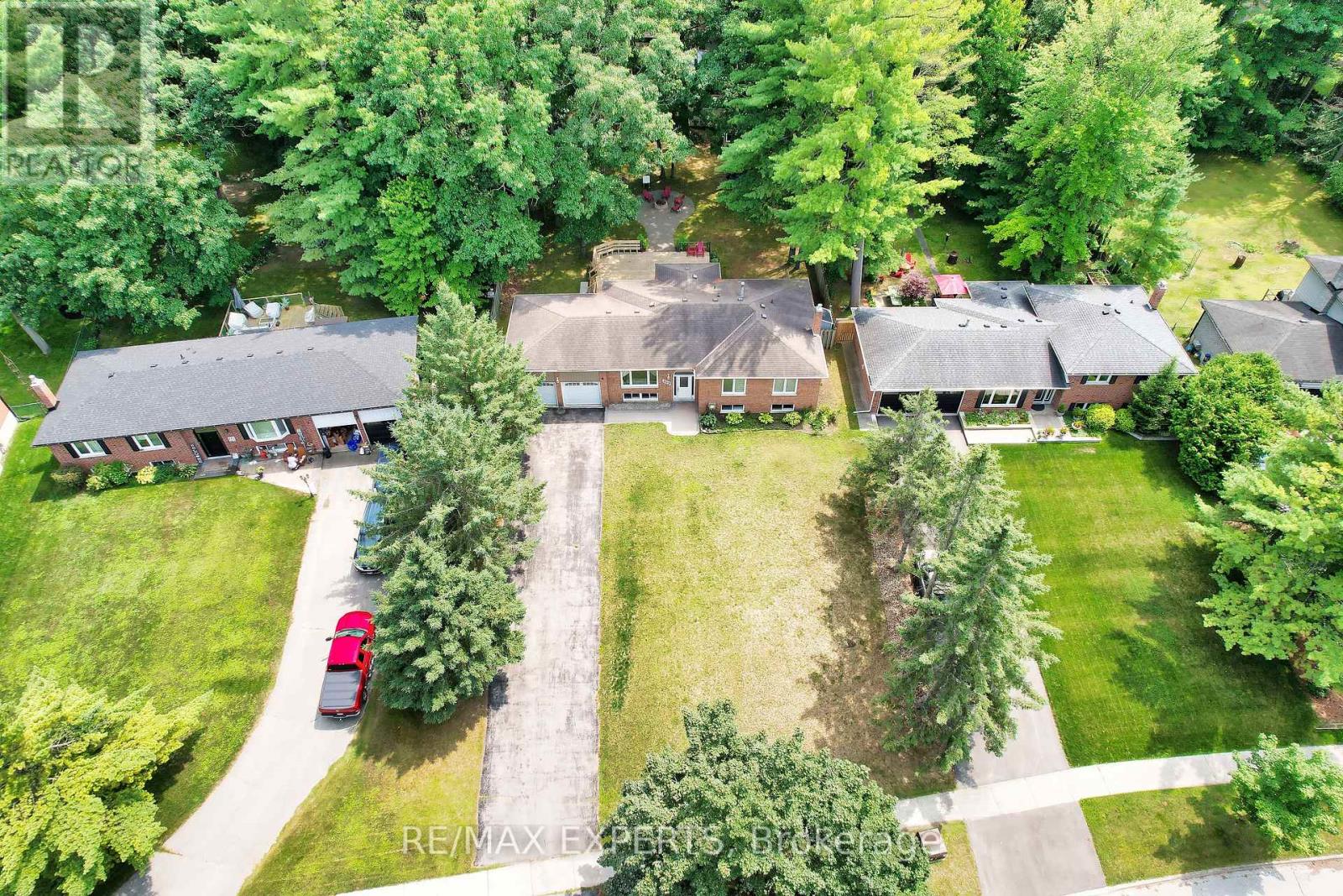 203 Park Ave, East Gwillimbury Holland Landing, ON L9N 1J7