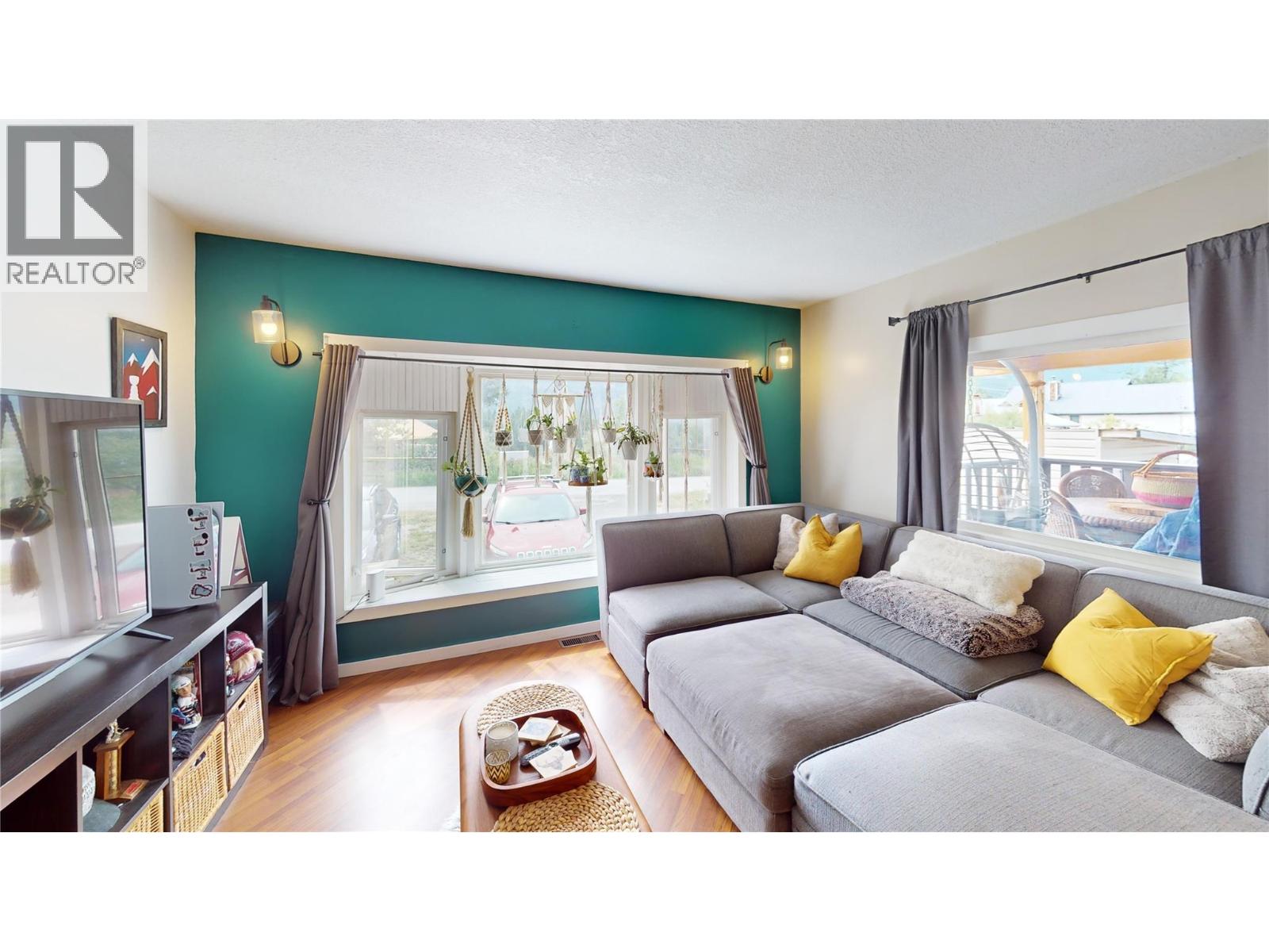 4785 Selkirk Ave, Edgewater, BC V0A 1E0
