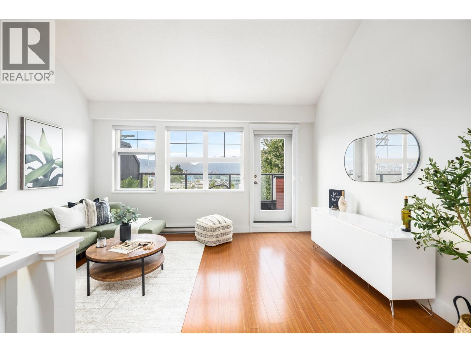 2276 St George St, Vancouver, BC V5T 3R2