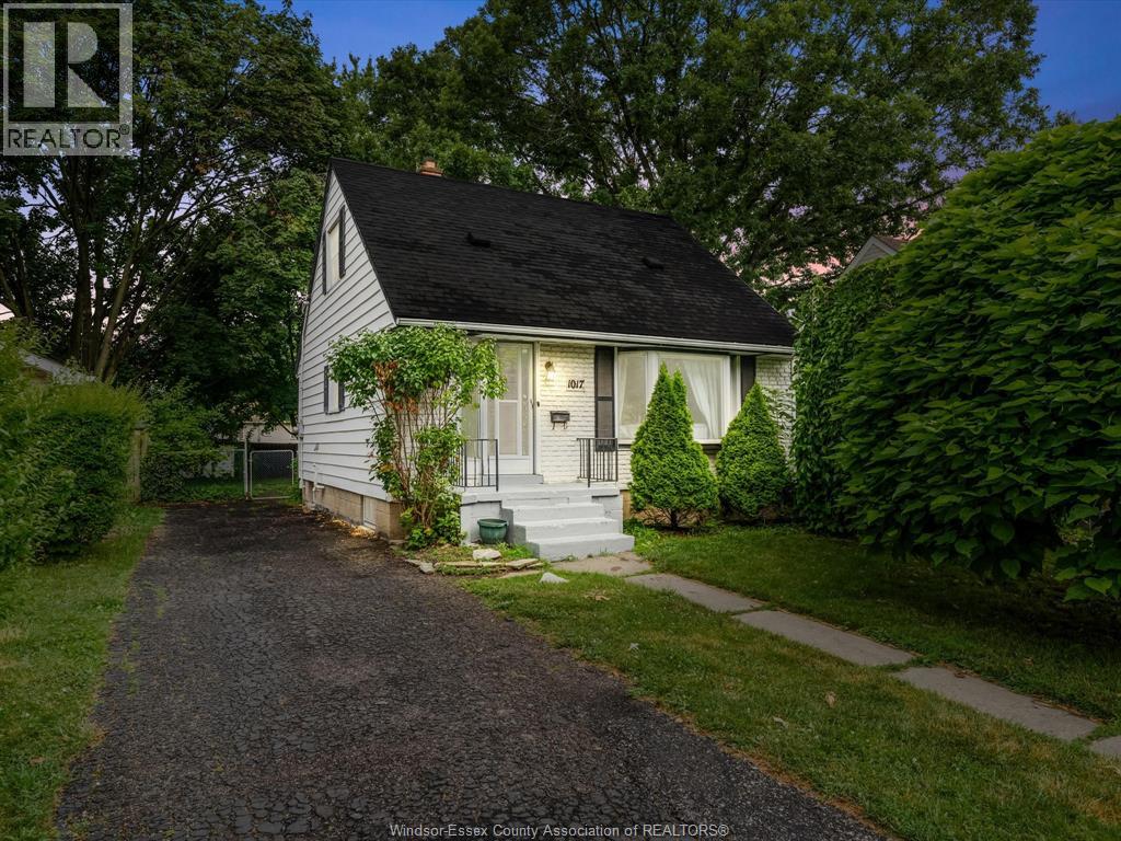 1017 Merritt Dr, Windsor, ON N9B 3G5