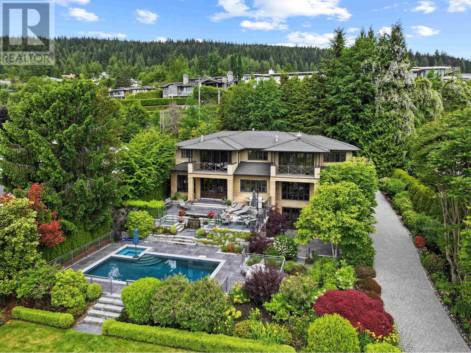1075 Groveland Rd, West Vancouver, BC V7S 1Z3