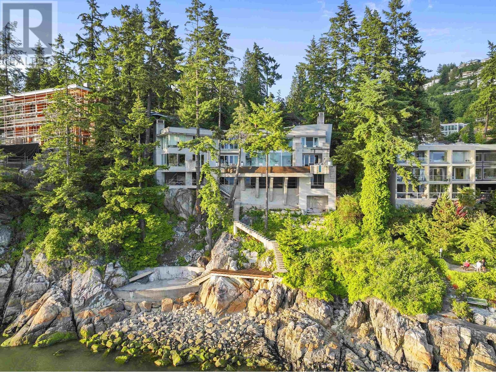 5225 Gulf Pl, West Vancouver, BC V7W 2V9