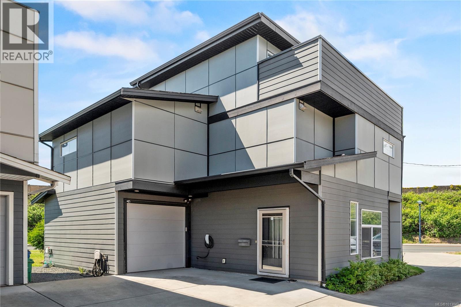 701 Strandlund Ave, Langford, BC V9B 3G2