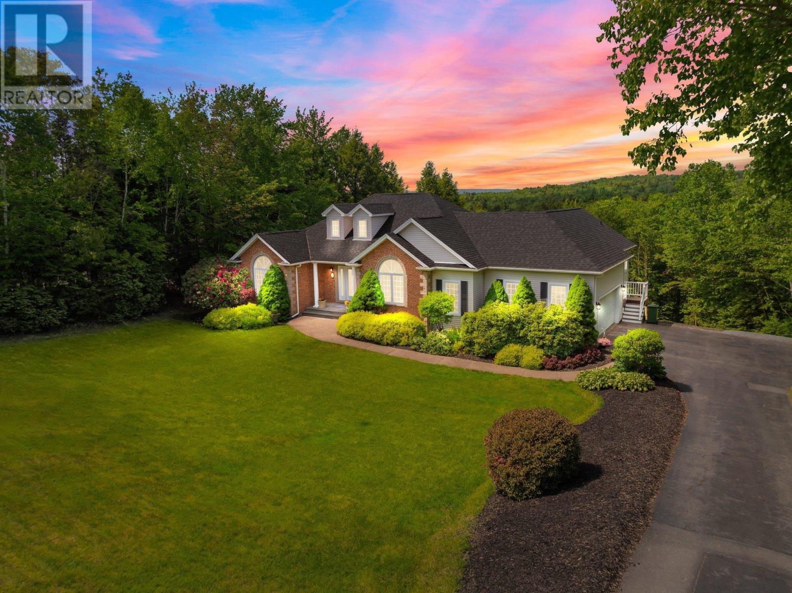 9 Glenmorren Ct, Fall River, NS B2T 1A4