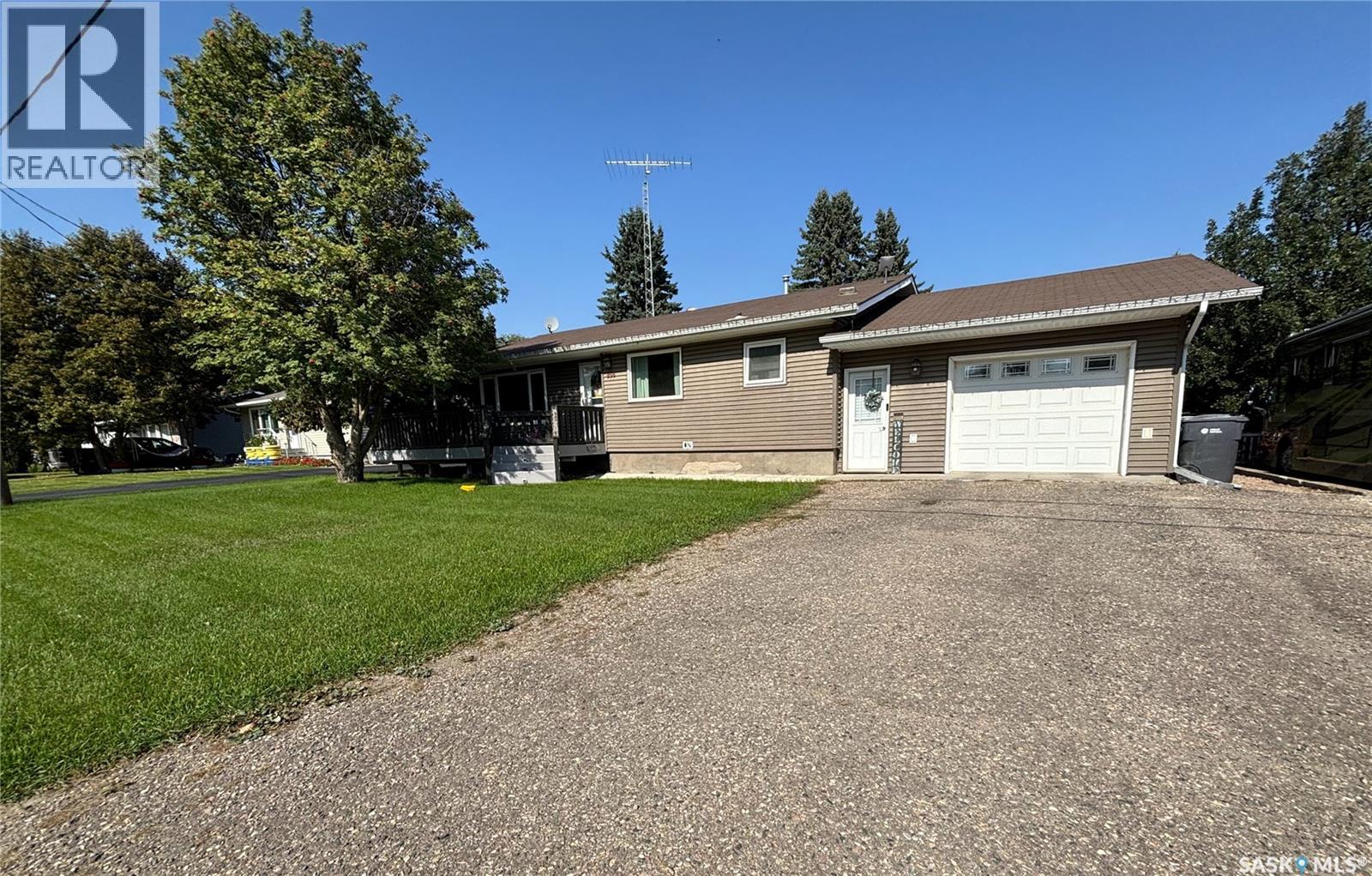 856 Walsh Ave, Oxbow, SK S0C 2B0