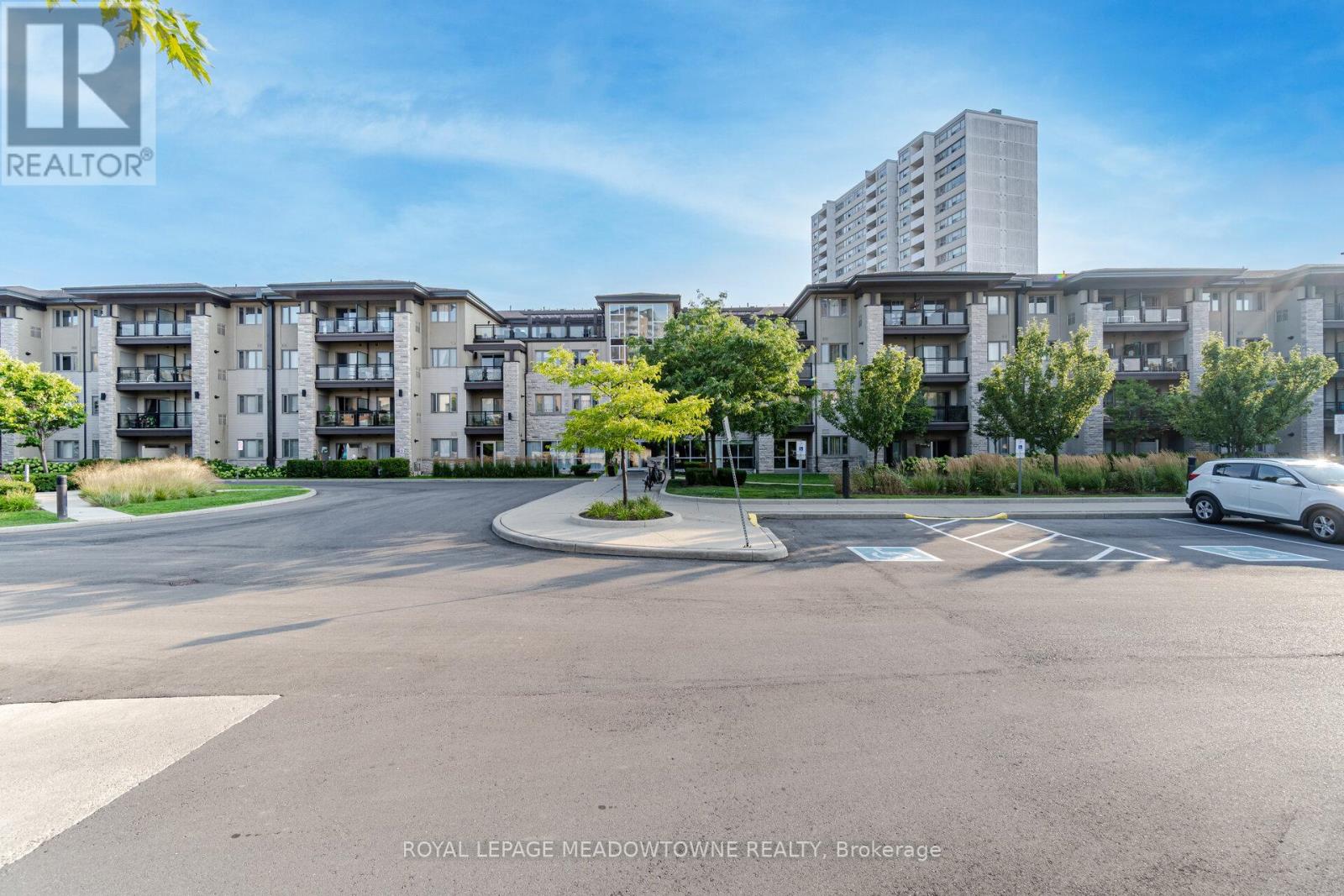 137 570 Lolita Gdns, Mississauga, ON L5A 0A1