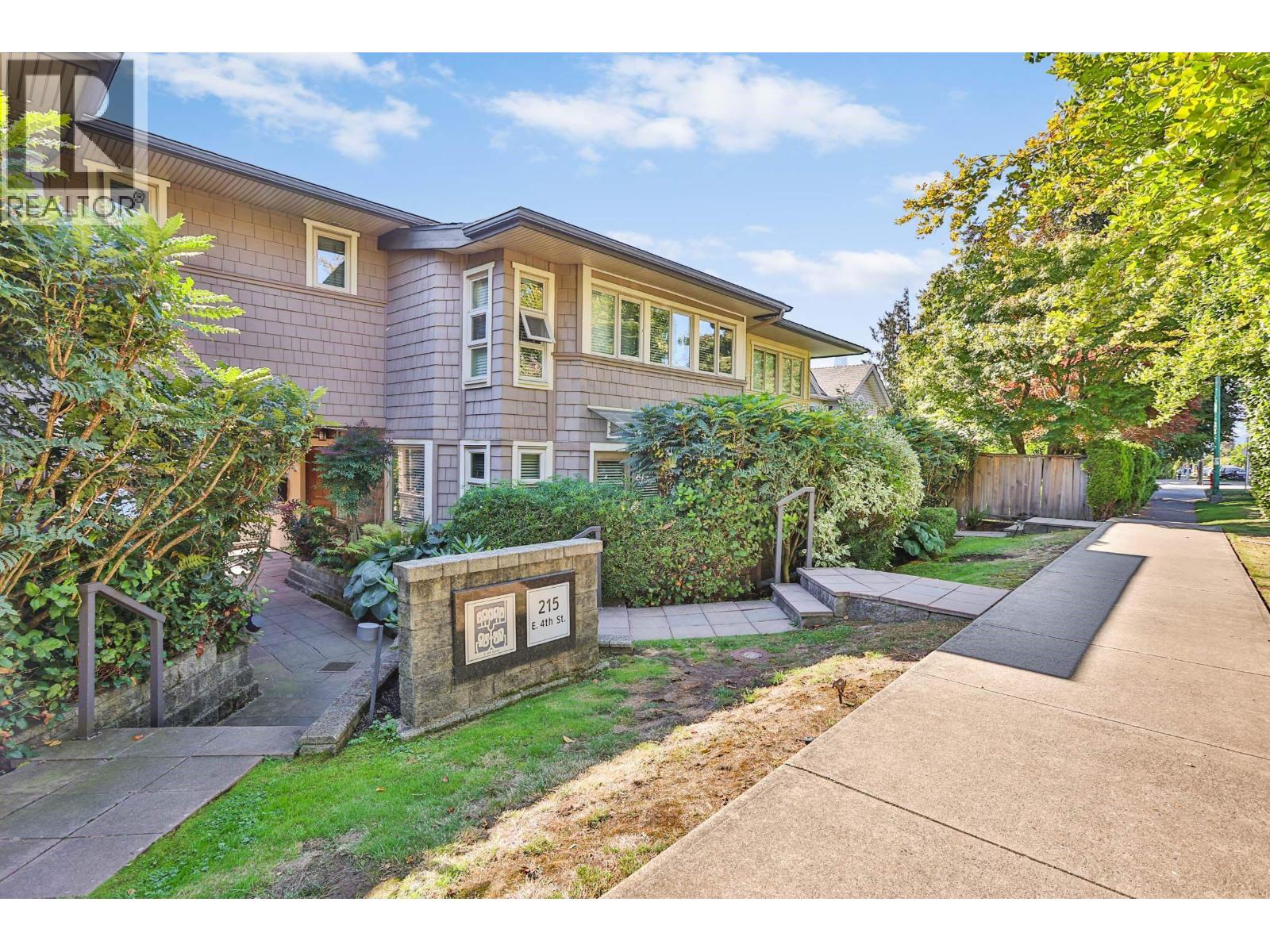 215 E 4th Street Unit 4, North Vancouver, BC V7L 1J1