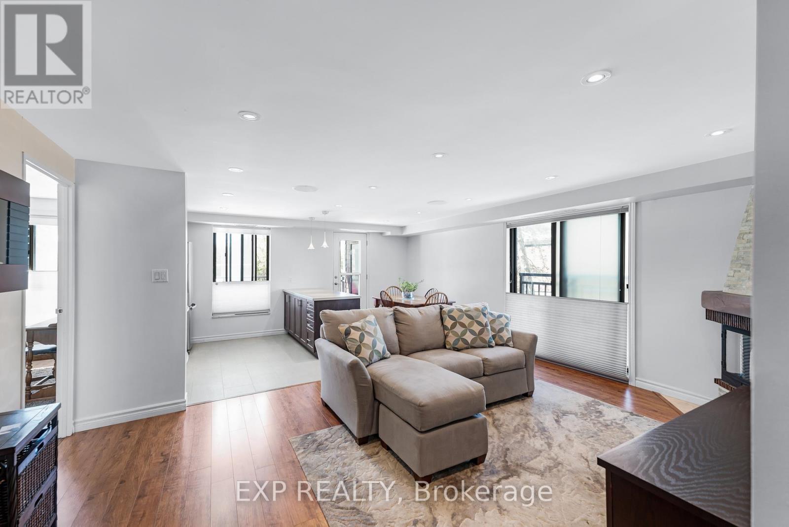 104 15390 Yonge St, Aurora, ON L4G 1N8