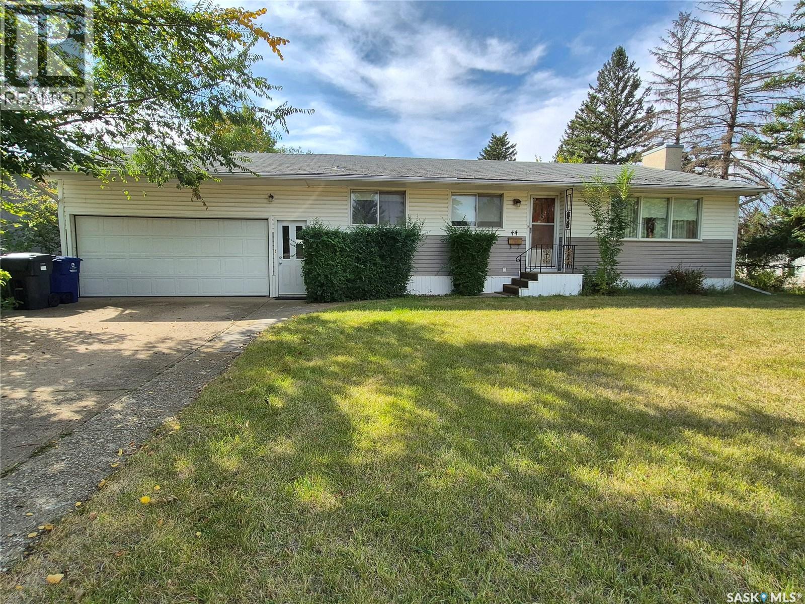 44 Ash Dr, Weyburn, SK S4H 0S1