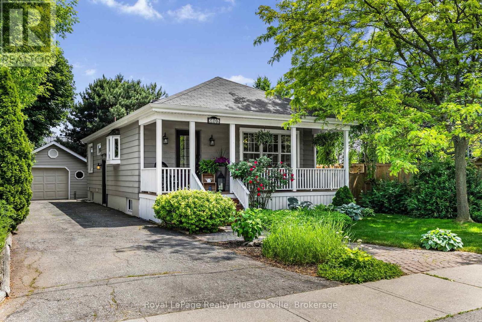 2386 Rebecca St, Oakville, ON L6L 2A9