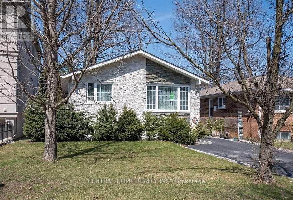 222 Dunview Ave, Toronto, ON M2N 4J1