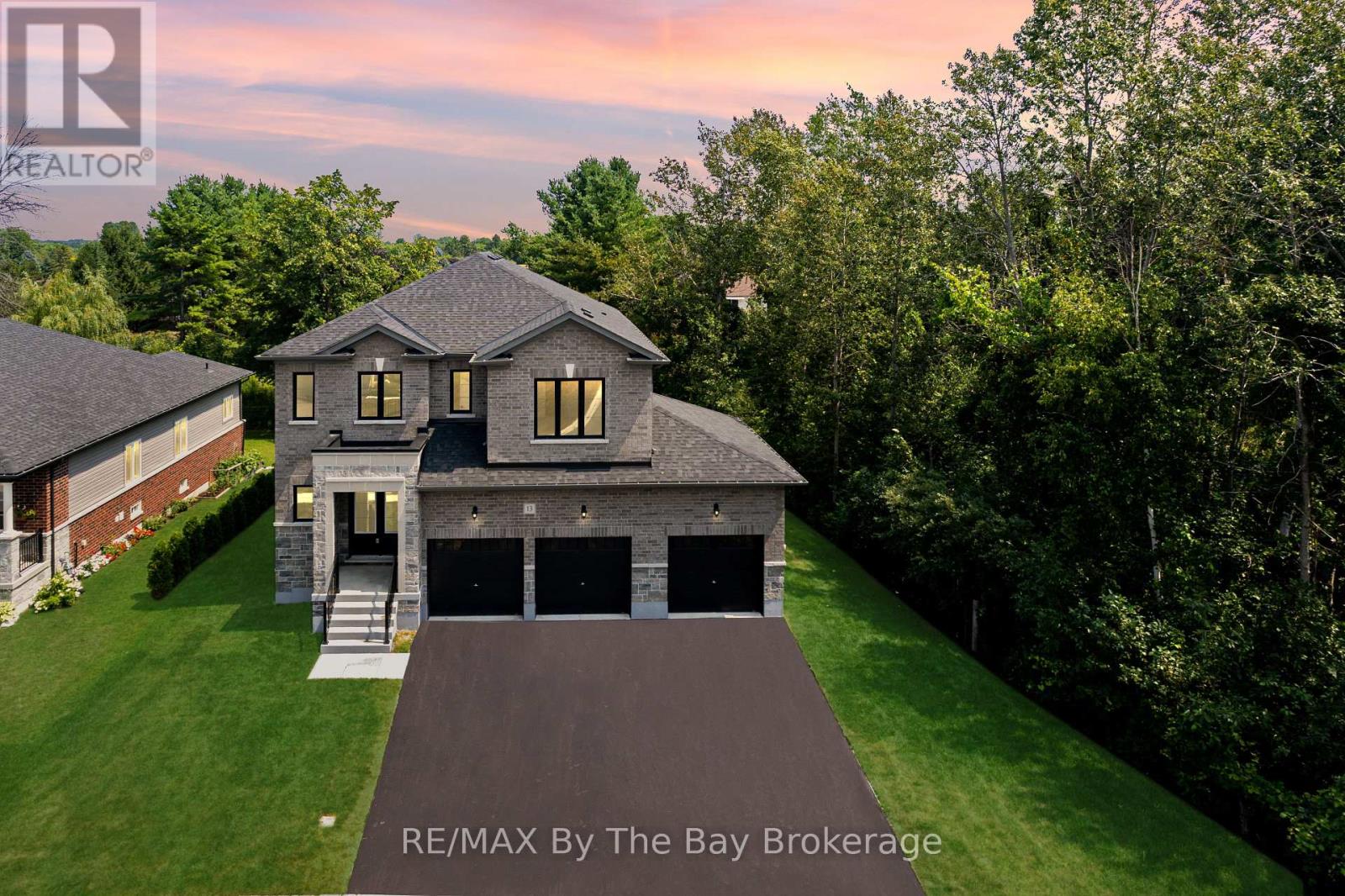 13 Emerald St, Wasaga Beach, ON L9Z 2N5