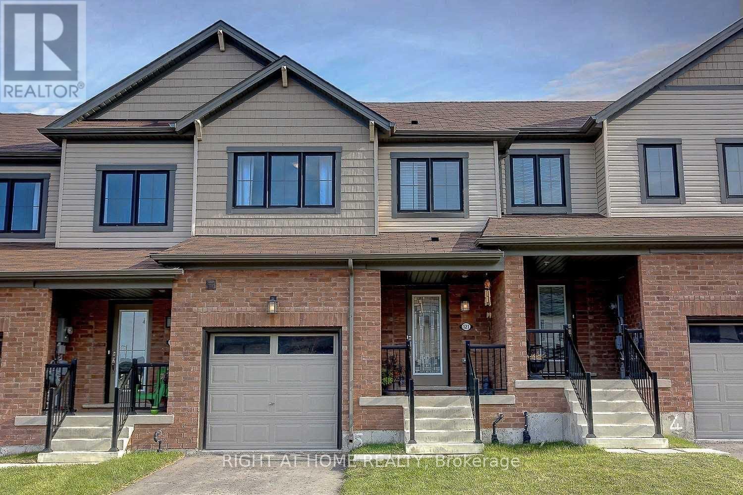 121 Scarletwood St, Hamilton, ON L8J 0K8