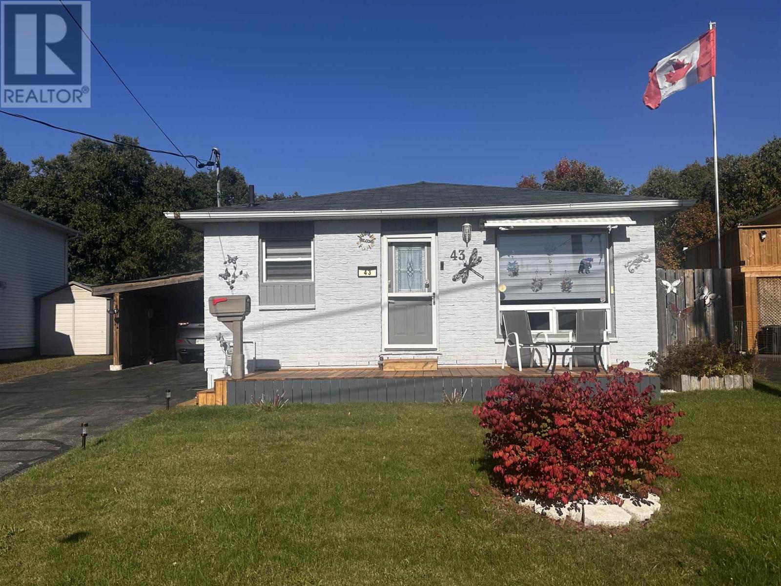 43 London Cres, Elliot Lake, ON P5A 2P7