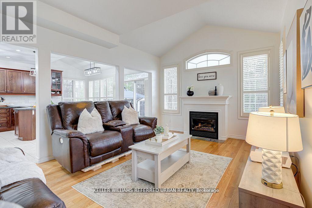 2 Thistledown Cres, Whitby, ON L1R 3P2
