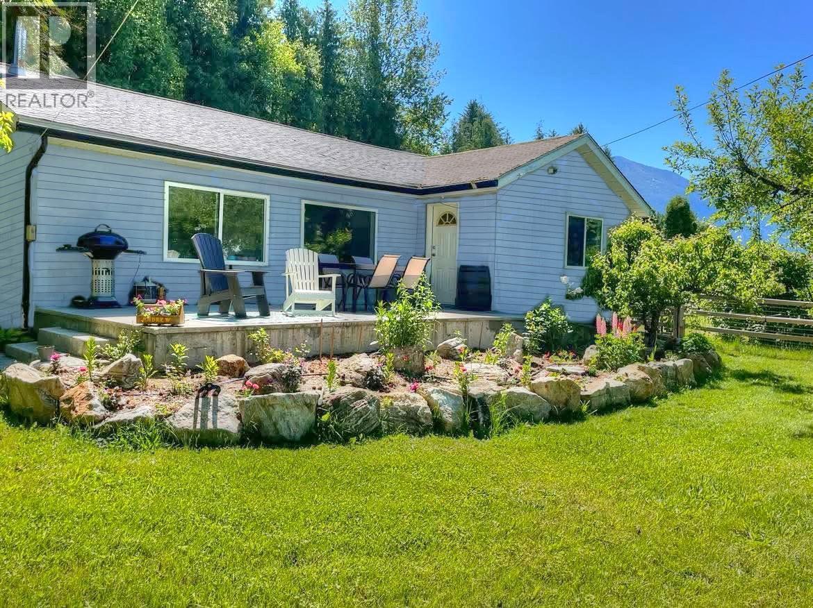 3 Avenue Nw Unit 517 #a, Nakusp, BC V0G 1R0
