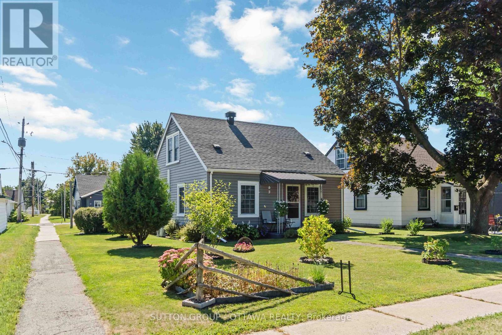 20 Roosevelt Dr, Smiths Falls, ON K7A 3J8