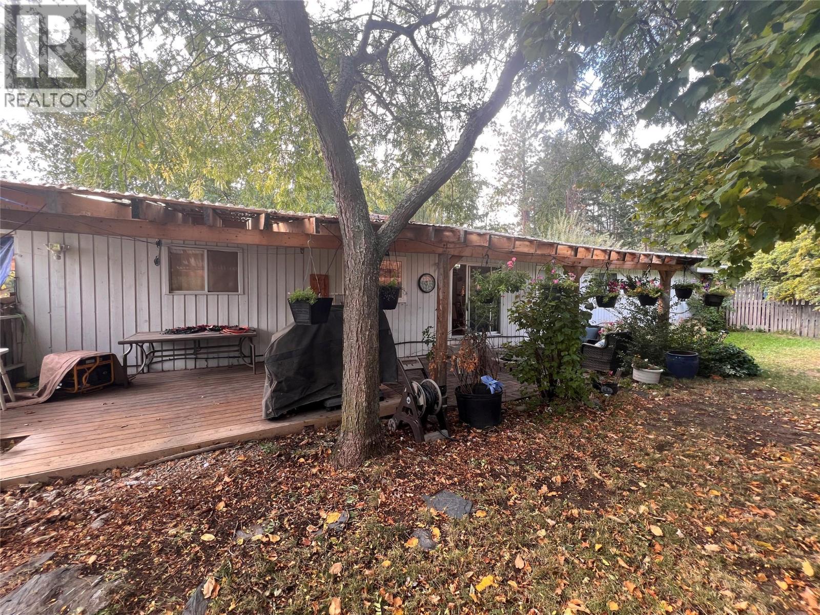 4976 Nash St, Peachland, BC V0H 1X8