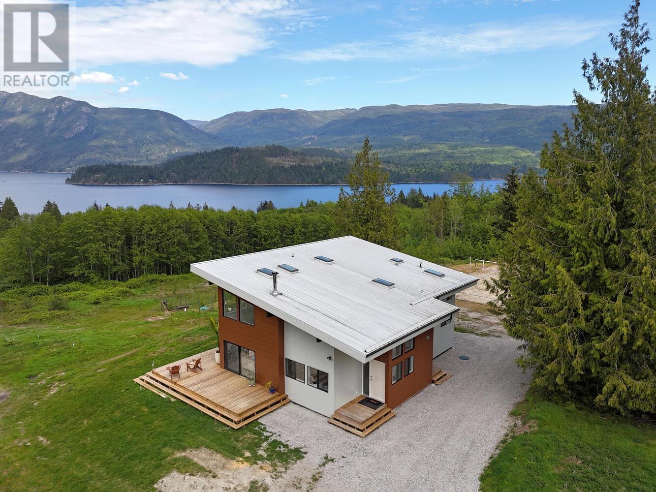 6400 Crowston Rd, Sechelt, BC V7Z 0L1