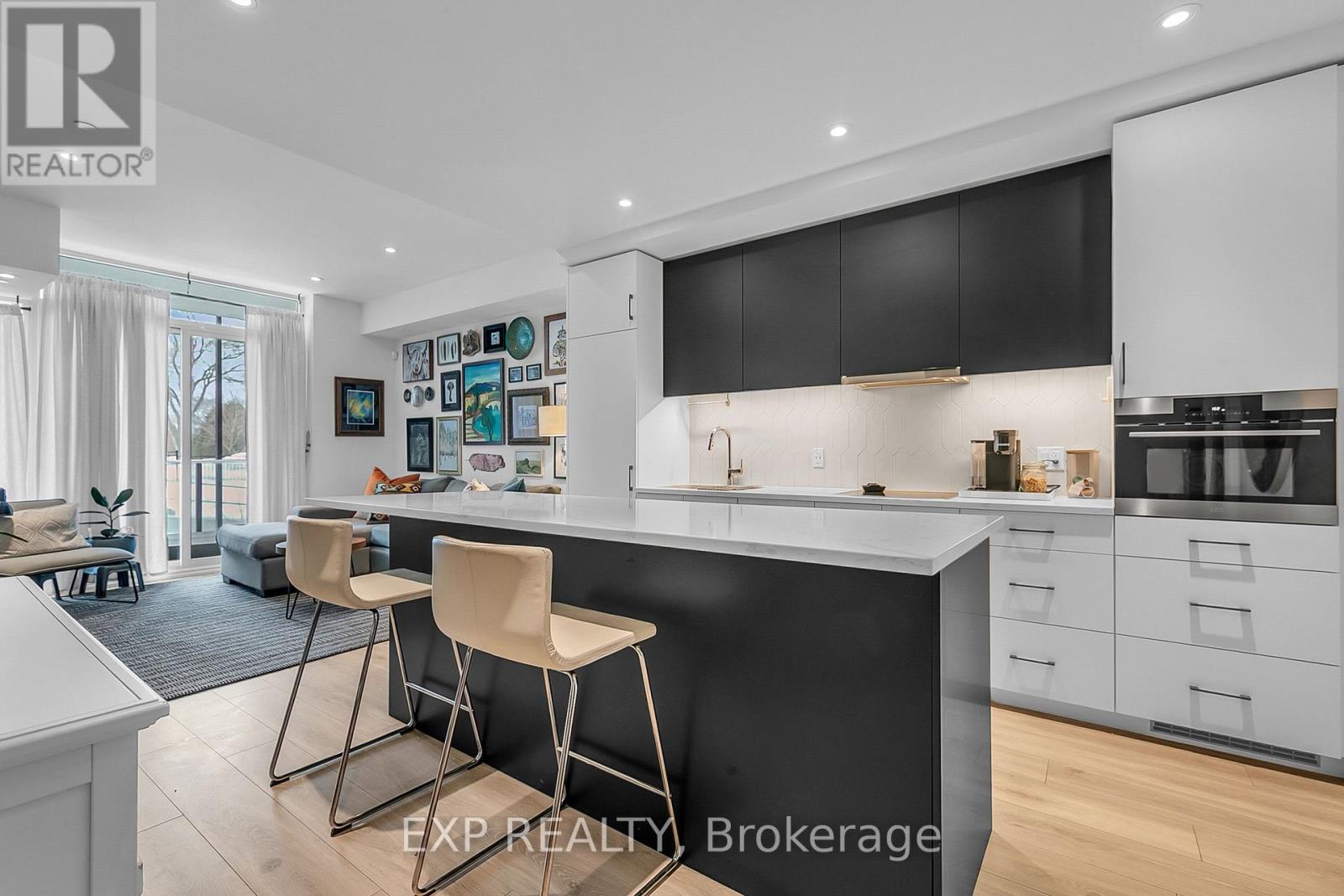 102 741 King St W, Kitchener, ON N2H 1E5