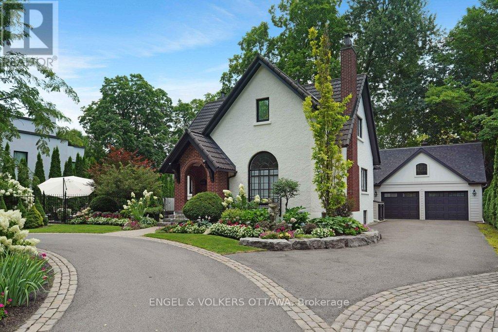 386 Ashbury Rd, Ottawa, ON K1M 0R8